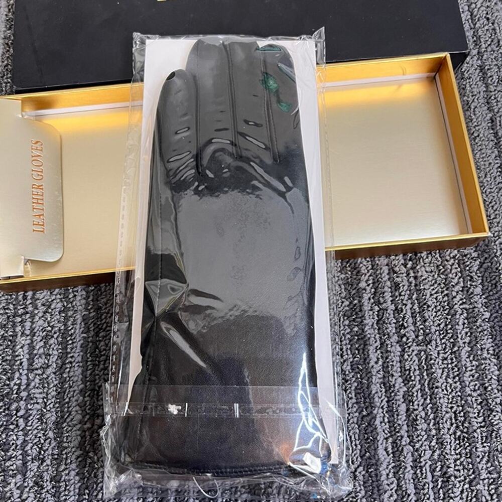 Women’s Black Leather Gloves | Fleece Lined | Size Small Gift Boxed - Picture 3 of 4